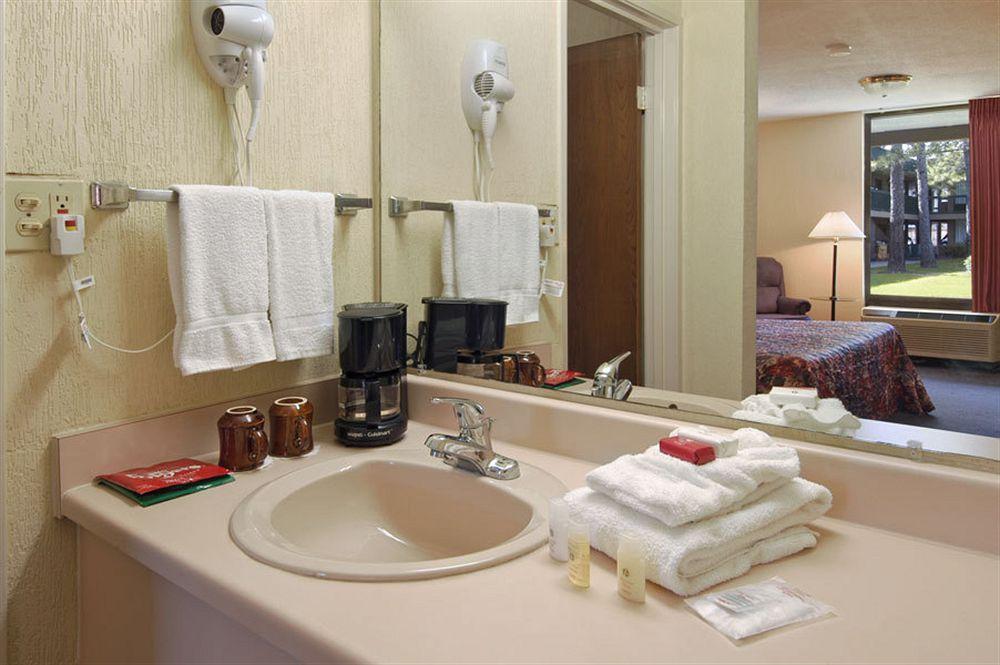 North Villa Inn Spring Room photo